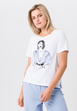 Weißes Baumwoll-T-Shirt mit einer grafischen Illustration einer Frau in Blau und Schwarz, V-Ausschnitt, kurzen Ärmeln und seitlichen Schlitzen.
