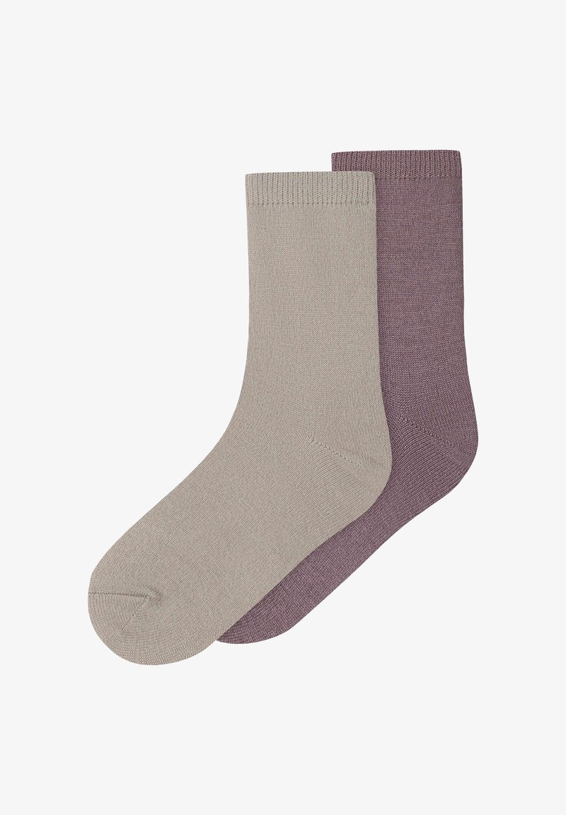 Deux chaussettes unies en maille, l’une beige clair à l’avant et l’autre violet atténué à l’arrière, présentées à plat sur fond blanc.