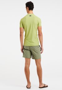 Protest RASHGUARD SHORT SLEEVE - Marškinėliai su spaudiniu - algaegreen