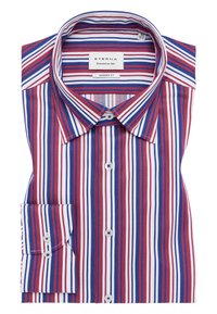 Camicia a righe rossa, bianca e blu con colletto aperto, bottoni bianchi e un polsino. Il tessuto ha una consistenza liscia. Design a vestibilità moderna.