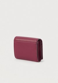 Kompaktná zložená peňaženka z burgundskej kože s viditeľným šitím na čistej bielej pozadí.