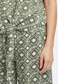 Cartoon MIT KRAGEN - Hemdbluse - cream green