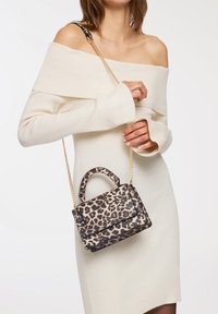 Borsa a tracolla con stampa leopardata e forma strutturata, dotata di manico superiore e tracolla a catena, realizzata in morbida ecopelle con finitura lucida.