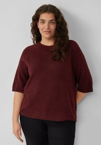 Burgunderfarbener Kurzarmpullover mit Rundhalsausschnitt, aus weichem Material gefertigt, mit lockerer Passform und subtiler Textur.