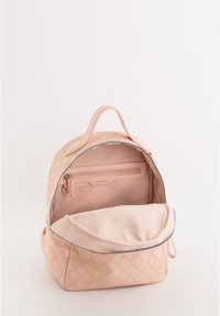 Sac à dos rose léger avec un motif hexagonal. Comprend un compartiment zippé, une poche frontale et un revêtement intérieur doux et rembourré.