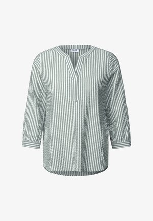 Blusa a righe verde chiaro e bianca, con scollatura a V, maniche a tre quarti e vestibilità rilassata con orlo leggermente curvo.