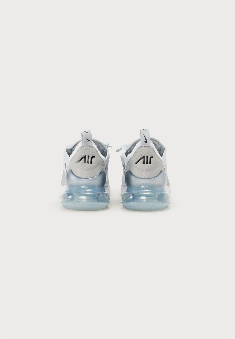 Zapatillas deportivas blancas con una parte superior texturizada, acentos reflectantes y una suela transparente con amortiguación de aire. Logo en el talón.