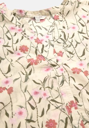 Hellbeige Bluse mit grünem Blatt-Reben- und rosa Blumenmuster, mit rundem Ausschnitt und teilweiser vorderer Knopfleiste.