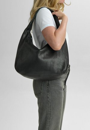 Sort læder hobo taske med en blød tekstur, buet form og en enkelt skulderrem. Designet til afslappet brug med rummelig indvendig.