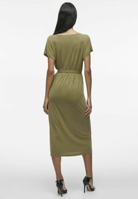 Oliwkowa sukienka długości do kolan, wykonana z miękkiego materiału, z krótkimi podwiniętymi rękawami, ściągnięta w talii paskiem i o gładkiej teksturze.