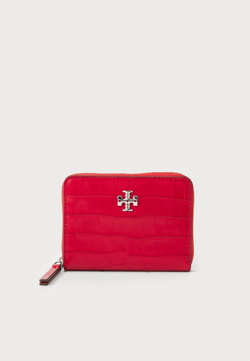 Portadocumenti rosso con motivo testurizzato a pelle di coccodrillo, hardware in argento e logo frontale. Presenta una chiusura con zip e un piccolo tirante.