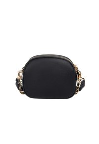 Borsa a tracolla in pelle nera con forma arrotondata, superficie textured, dettagli in metallo dorato e tracolla regolabile. Chiusura con zip sulla parte superiore.