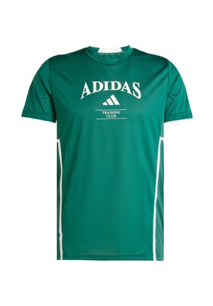 Grøn polyester trænings t-shirt med korte ærmer, med hvid "ADIDAS" logo og "TRAINING CLUB" tekst, samt kontrasterende hvide sidepaneler.