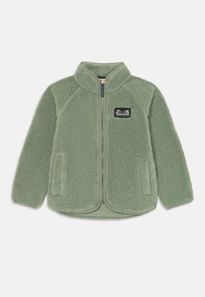 Veste en polaire verte à fermeture éclair avec col montant, deux poches avant et un patch de logo de marque noir sur la poitrine gauche.