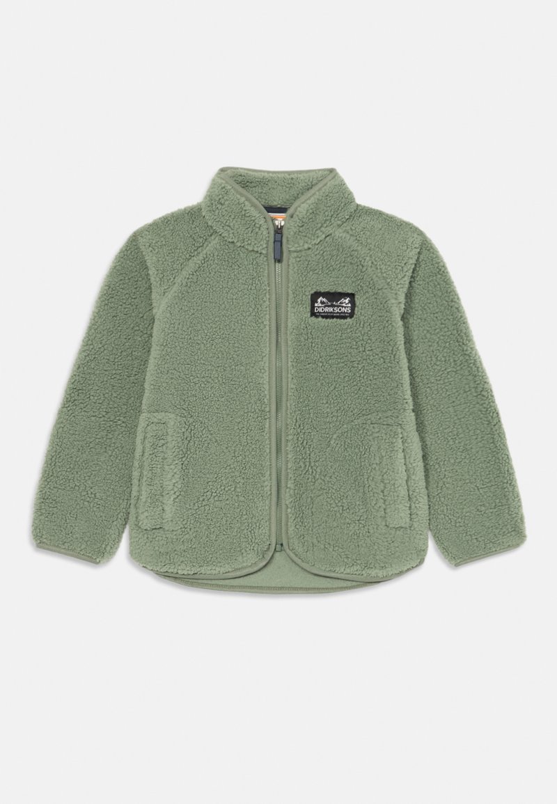 Roheline fliistekkidega jope, millel on kõrge krae, kaks eesmist taskut ja must brändi logo vaip vasakul rinnal.