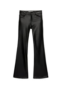 Pantalons évasés noirs en matériau lisse et brillant. Dotés d'une taille mi-haute, de poches avant et d'une fermeture classique à bouton et à fermeture éclair.