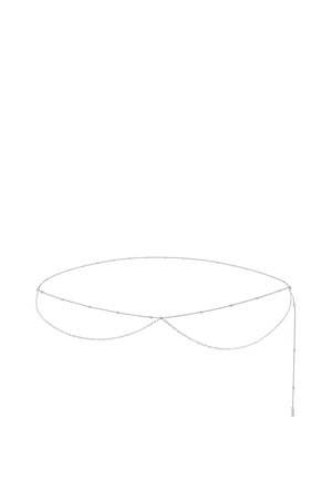 Silberner Metallkettengürtel mit ovalen Gliedern und kleinen runden Perlen. Besitzt doppelte Stränge, die über die Taille fallen und in einem herabhängenden Anhänger enden.