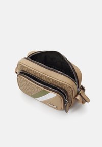 Michael Kors ZIP CAMERA BAG UNISEX - Rankinė per petį - smokey olive