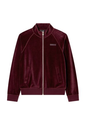 Giacca con zip in velluto color bordeaux scuro, polsini e orlo a costine, due tasche frontali e una piccola toppa rettangolare sul petto.