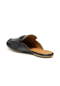 Chaussure en cuir noire à enfiler avec un bout arrondi, texture lisse, accent en matériel doré et semelle intérieure beige. Présente un design à dos ouvert.