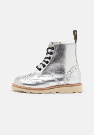 SIDNEY BROGUE BOOT UNISEX - Gležnjače s vezicama - silver