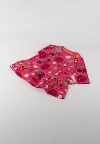 Das rosa Kleid hat lange Ärmel, einen gerafften Saum und ein verspieltes Tiermuster. Es besteht aus weichem Stoff und verfügt über einen runden Ausschnitt und ein Etikett.