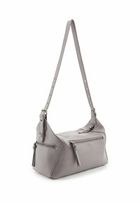 Borsa a tracolla in pelle grigia con forma rettangolare, tracolla regolabile, tasche con zip e finitura testurizzata. Presenta dettagli con nappine.