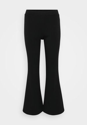 Melni platās bikses ar gludu tekstūru un elastīgu jostu, pieguļošs augšdaļa un plašas atveres apakšā.