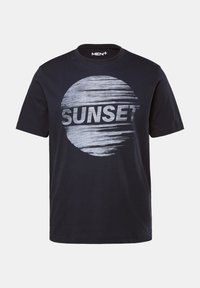 Mørkeblå bomulds t-shirt med et cirkulært grafisk motiv med vandrette striber og ordet "SUNSET" i fede hvide bogstaver. Rund halsdesign.