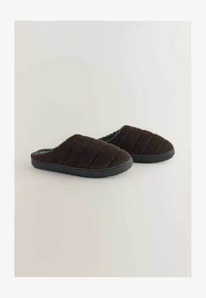 Bordeaux corduroy pantoffels met een gestructureerde bovenkant, gewatteerd patroon, zwarte rubberen zool en een open achterkant voor makkelijk aan- en uittrekken.