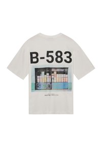Witte katoenen t-shirt met een grote grafische print van een meerkleuren deur en de tekst "B-583" in vetgedrukte zwarte letters.