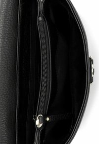 Offene schwarze Ledertasche mit strukturierter Oberfläche, die das Innere mit Reißverschlusstasche und silberfarbenem Verschluss zeigt.