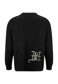 Zwarte trui met geribbelde halslijn en mouwen, met een wit reliëflogo en een ingewikkeld ontwerp op de onderrug. Soepele gebreide textuur.