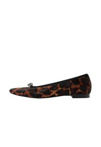 Chaussure plate à imprimé léopard avec un bout pointu, des détails noirs et un petit nœud sur le dessus, présentant un design en tissu texturé.