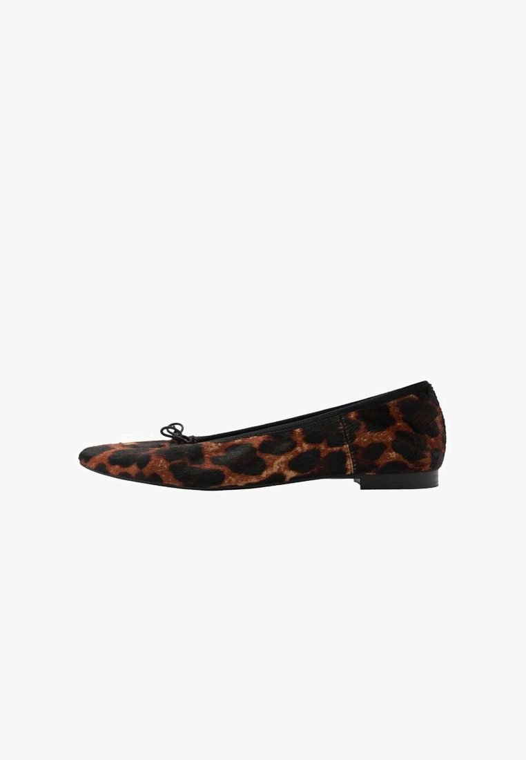 Pantof cu imprimeu leopard, cu vârful ascuțit, margine neagră și un mic detaliu sub formă de fundiță pe partea superioară, având un design dintr-un material texturat.