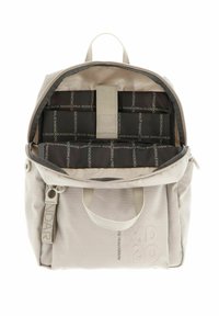 Sac à dos beige avec un extérieur texturé, une poignée supérieure et une fermeture éclair. L'intérieur dispose d'une doublure à motifs et de plusieurs compartiments.