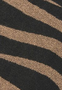 Tessuto con strisce diagonali alternate di un nero intenso e un marrone chiaro, con una superficie texture e una leggera lucentezza.