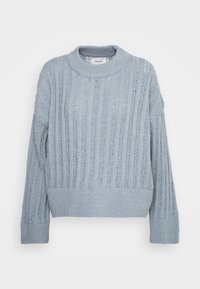 Maglione lavorato a maglia blu chiaro con texture a righe verticali, scollatura rotonda e maniche lunghe con polsini aderenti. Fit casual e rilassato.