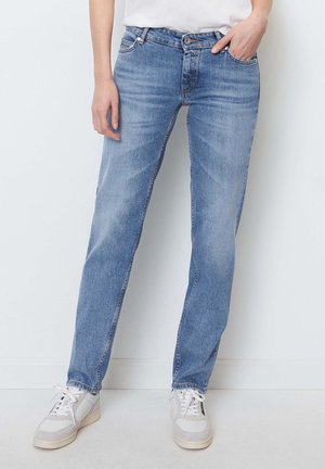 Hellblaue Denim-Jeans mit geradem Bein, ausgestattet mit einem vorderen Knopfverschluss, einem Fünf-Taschen-Design und dezentem Verlauf an den Oberschenkeln.