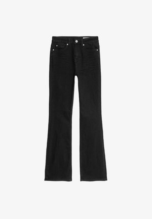 Schwarze, ausgestellte Jeans aus Denim mit einem Fünf-Taschen-Design, silbernen Beschlägen an Knopf und Taschen sowie einer leichten Verfärbung an den Oberschenkeln.