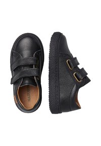 Scarpe nere in pelle con due fasce in velcro, tomaia testurizzata, punta rotonda e suola in gomma con un motivo testurizzato. Interno in tono marrone chiaro.