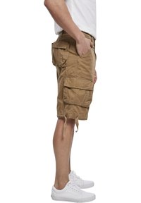 Shorts cargo kaki avec plusieurs poches, une coupe décontractée et des cordons de serrage à l'ourlet. Fabriqués en tissu durable et léger.