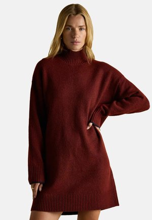 Bordeaux Strickkleid mit einem hohen Kragen, langen Ärmeln und gerippten Bündchen. Hat eine lockere Passform und einen strukturierten Stoff.