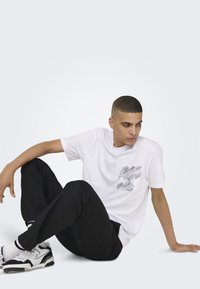 Only & Sons ONSPERRY LIFE LEAF POCKET TEE - T-shirt print - bright white