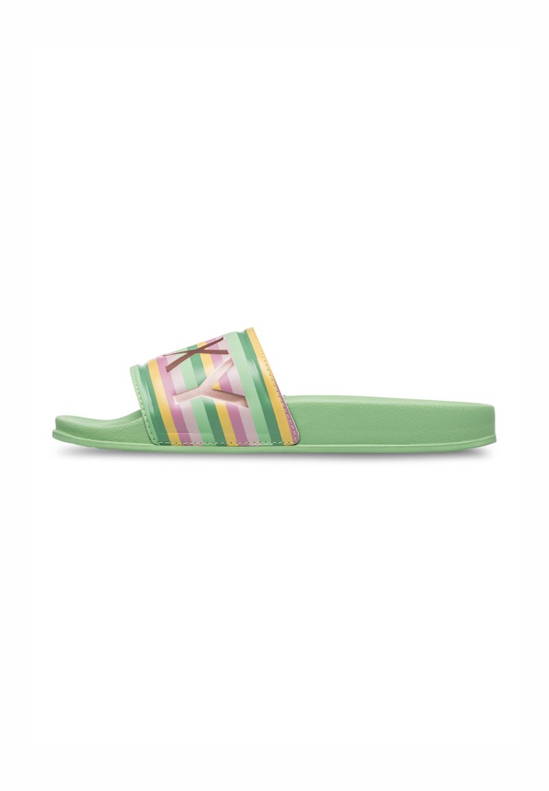 Sandal vert à enfiler avec une semelle texturée, une large sangle avec des rayures colorées et une grande lettre K au centre.