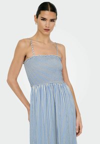 Gestreepte jurk met dunne schouderbandjes, voorzien van een smock-bodice in blauw en wit, vloeiende rok met verticale strepen, lichtgewicht stof.