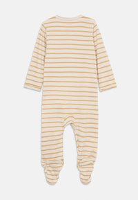 Stripet babydress i krem og gul, med lange ermer, rund hals og myke elastiske mansjetter ved anklene.
