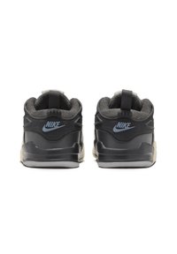 Crne Nike tenisice imaju glatki kožni gornji dio, sivi akcenti i teksturirana peta. Dizajn uključuje ručku za povlačenje i podstavljeni ovratnik.