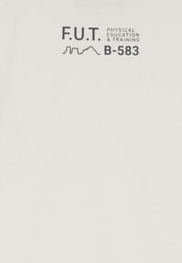 Biała bawełniana koszulka z czarnym nadrukiem graficznym z napisem "F.U.T. WYCHOWANIE FIZYCZNE I TRENING B-583", przedstawiająca geometryczne kontury miejskiego krajobrazu.