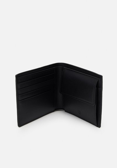 Czarny skórzany portfel z sześcioma przegródkami na karty i boczną kieszenią. Gładka tekstura, minimalistyczny design i otwarta struktura.